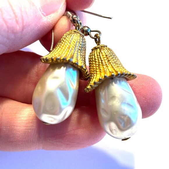Pierced earrings gold & faux pearl teardrops dramatic elegant eye-catching - Picture 5 of 6